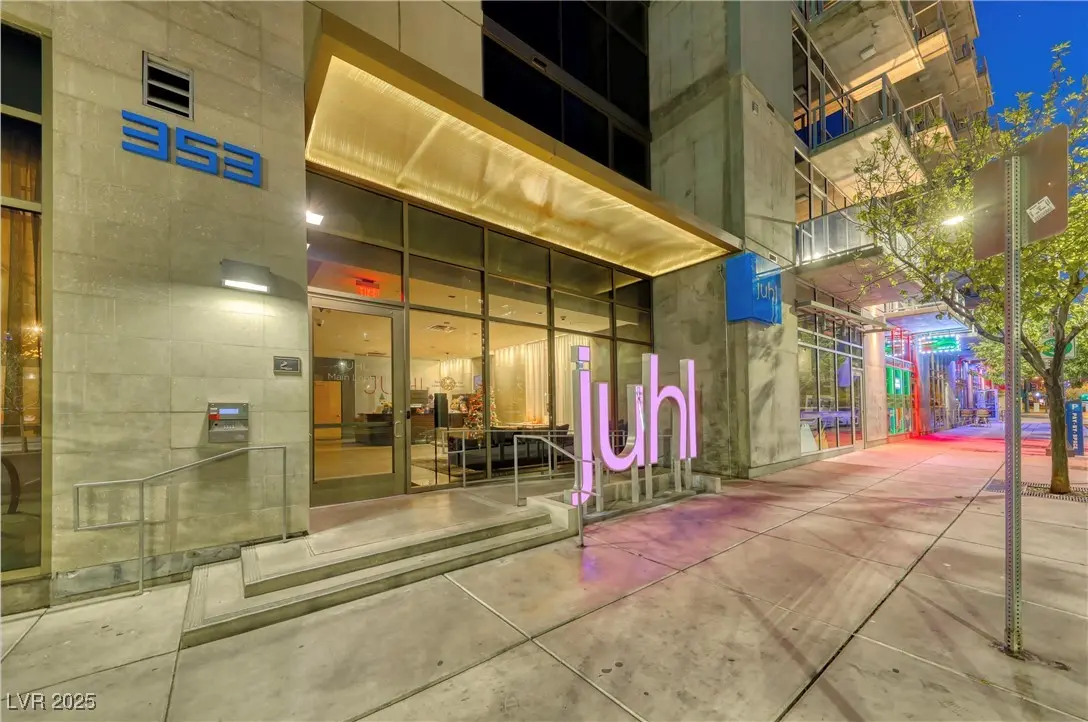 JUHL Modern Lobby with elegant design and seating